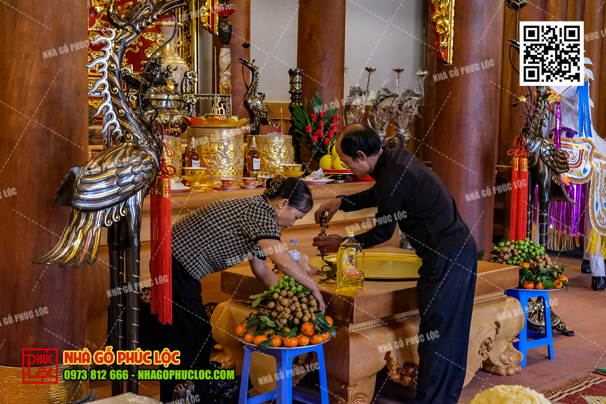 Gia chủ chuẩn bị mâm lễ
